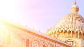 La  torre italiana tiene una desviación de 5 metros y mida 58 metros.