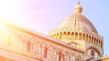 La  torre italiana tiene una desviación de 5 metros y mida 58 metros.