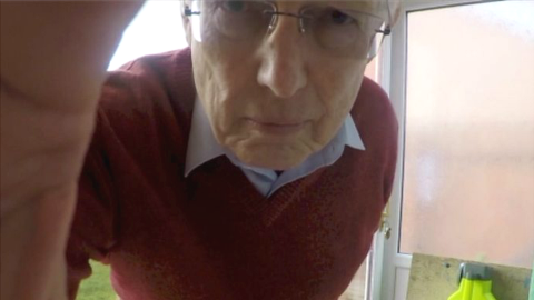 Alan instaló siete cámaras "inteligentes" en su casa.