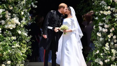 La pareja selló su amor con un beso.