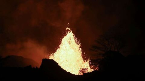 Los chorros de lava ahora son menos densos.