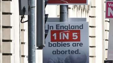 La Constitución de Irlanda reconoce el mismo derecho a la vida a la madre y al feto.