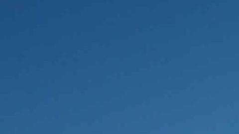 Familias migrantes se abrazan en la frontera.