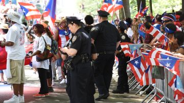 NYPD custodiando el desfile boricua en 2017.
