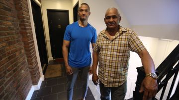 Jose Ventura con su hijo, Carlos. Inquilinos del 331 Keap St. en Brooklyn se quejan del casero por discriminación.