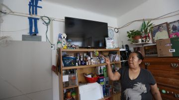 Mexicana Luisa Vivaldo. Inquilinos del 331 Keap St. en Brooklyn se quejan del casero por discriminación.