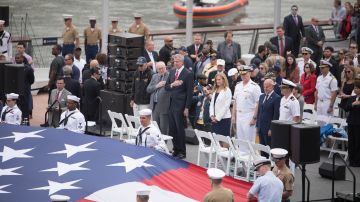 El alcalde de la ciudad de Nueva York, Bill de Blasio, pronuncia un discurso en el Intrepid Museum, durante la ceremonia anual del Memorial Day el lunes 28 de mayo de 2018.