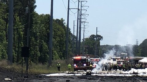 El avión cayó sobre una carretera