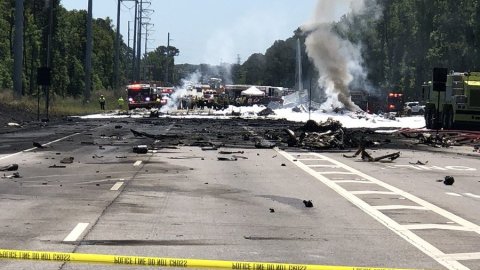 El avión cayó sobre una carretera