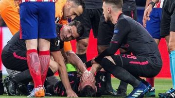 El defensa francés del Arsenal Laurent Koscielny yace en la cancha tras lesionarse en el partido ante del Atlético de Madrid de semifinales de la Liga Europa. (Foto: EFE/ Rodrigo Jiménez)