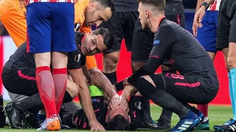 El defensa francés del Arsenal Laurent Koscielny yace en la cancha tras lesionarse en el partido ante del Atlético de Madrid de semifinales de la Liga Europa. (Foto: EFE/ Rodrigo Jiménez)