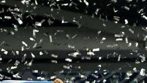 Thiago Silva, capitán del PSG y Sebastien Flochon, capitán de Les Herbiers con la Copa de Francia.  (Foto: EFE/YOAN VALAT)