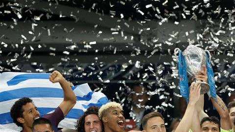 Thiago Silva, capitán del PSG y Sebastien Flochon, capitán de Les Herbiers con la Copa de Francia.  (Foto: EFE/YOAN VALAT)