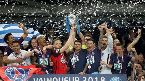 Thiago Silva, capitán del PSG y Sebastien Flochon, capitán de Les Herbiers con la Copa de Francia.  (Foto: EFE/YOAN VALAT)