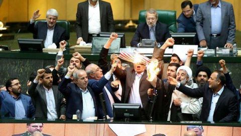 Los parlamentarios quemaron la bandera en el Congreso.