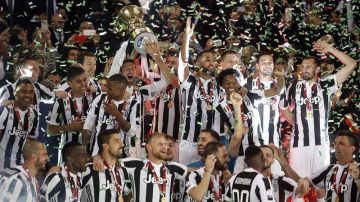 Juventus celebra tras ganar la final de la Copa Italia al AC Milán. (Foto: EFE/RICCARDO ANTIMIANI)