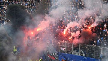Ultras del Hamburgo arrojaron petardos al terreno de juego en protesta por el descenso