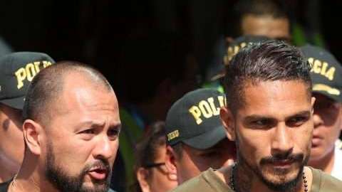 Paolo Guerrero ahora es apoyado hasta por sus rivales para llegar al Mundial de Rusia 2018. (Foto: EFE/Ernesto Arias)