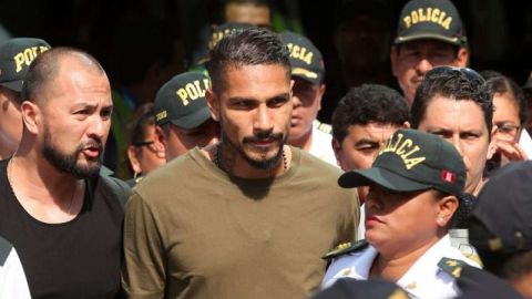 Paolo Guerrero ahora es apoyado hasta por sus rivales para llegar al Mundial de Rusia 2018. (Foto: EFE/Ernesto Arias)