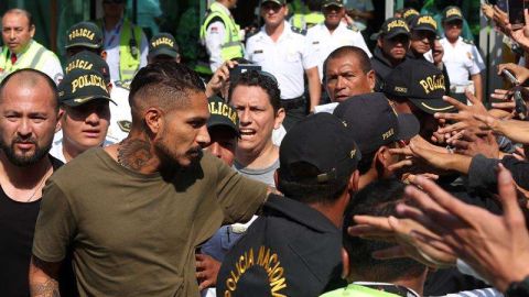 El peruano Paolo Guerrero saluda a seguidores a su llegada a Lima (Foto: EFE/Ernesto Arias)