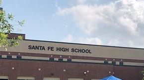 Miembros de la fuerza de seguridad y del equipo médico acuden al instituto de Santa Fe donde un estudiante armado ha abierto fuego contra varias personas,