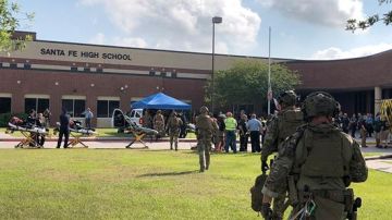 Miembros de la fuerza de seguridad y del equipo médico acuden al instituto de Santa Fe donde un estudiante armado ha abierto fuego contra varias personas,