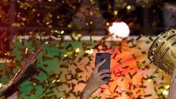 Los mexicanos Marco Fabián y Carlos Salcedo del Eintracht Frankfurt celebran la Copa Alemania. (Foto: EFE/EPA/ARMANDO BABANI)