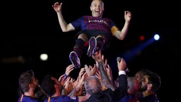 El  Camp Nou se rindió ante el capitán del FC Barcelona Andrés Iniesta. (Foto: EFE/Enric Fontcuberta)