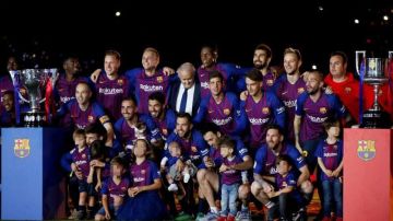 Los jugadores del FC Barcelona posan con los trofeos de Liga y Copa. (Foto: EFE/Enric Fontcuberta)