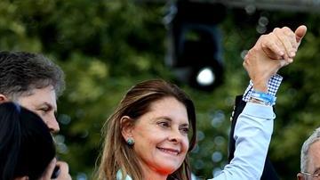 El candidato a la presidencia de Colombia Iván Duque (d) y su fórmula vicepresidencial, Marta Lucía Ramirez (i), acompañados por el senador colombiano Álvaro Uribe (c), durante su cierre de campaña.