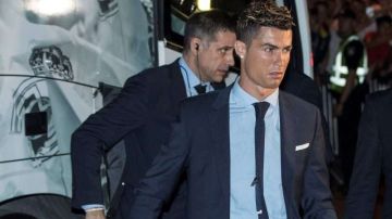 Cristiano Ronaldo siempre baja del autobús primero. El Real Madrid también tiene sus supersticiones. (Foto: EFE/SEDAT SUNA)