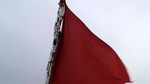 Turistas recorren la zona de playas en Cancún, que muestra la alerta de precaución debido al paso de la tormenta Alberto.