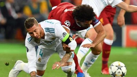 Sergio Ramos y Mohamed Salah cayeron juntos en el terreno de juego en Kiev. (Foto: EFE/EPA/GEORGI LICOVSKI)