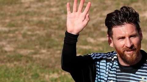 Lionel Messi saluda durante el entrenamiento de Argentina. EFE/David Fernández