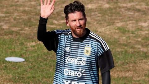 Lionel Messi saluda durante el entrenamiento de Argentina. EFE/David Fernández