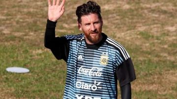 Lionel Messi saluda durante el entrenamiento de Argentina. EFE/David Fernández