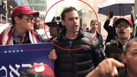 El sujeto es abogado y participó en mínitines a favor de Trump.