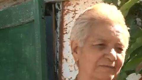 No es embarazo sino una terrible enfermedad la que sufre esta mujer.
