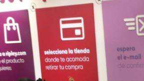 Aquí el comprador con su teléfono y detrás, los aguacates.