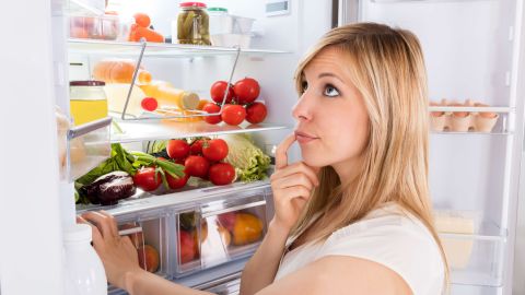 Revisar con frecuencia lo que se tiene en la nevera evitar comprar en exceso-