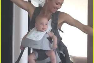 Anna Kournikova baila así con su hija, al ritmo de la música de su marido.