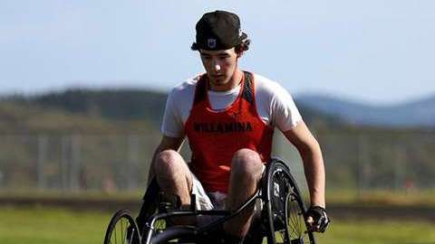 Este adolescente está luchando contra todos los obstáculos desde que tuvo un accidente que le dejó en silla de ruedas.