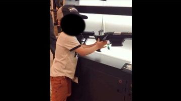 Un niño de 4 años con un rifle genera polémica en todo el mundo.