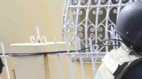 Agentes de la Policía intentan detener a un manifestante.