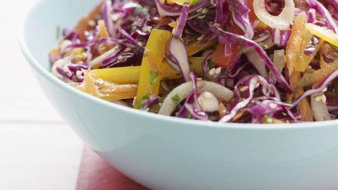 La ensalada de col es una opción sana y saludable para acompañar a tus platos.