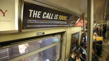 NYPD anuncia en avisos publicitarios cómo hacer denuncias de abuso sexual.