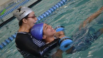 Rima Izquierdo y 
su hijo Darius durante una clase en la piscina del YMCA de El Bronx.
