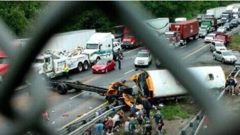 El autobús se volcó y quedó severamente afectado