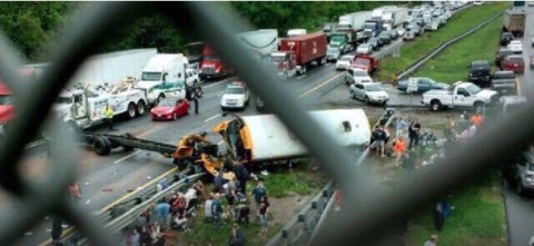 El autobús se volcó y quedó severamente afectado