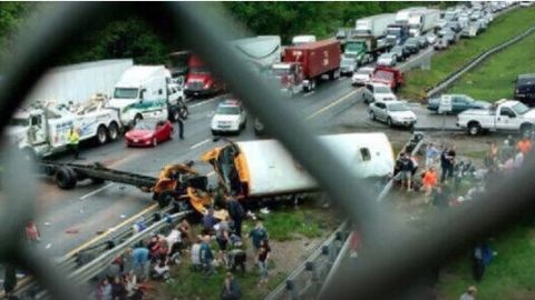 El autobús se volcó y quedó severamente afectado